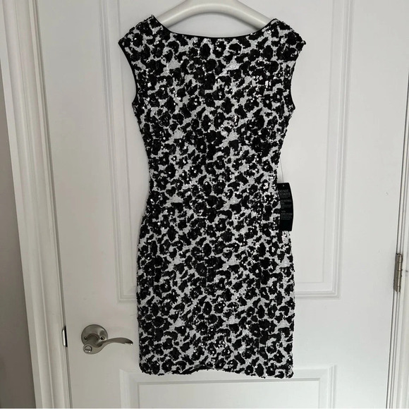 Elegant Black and White Floral Dress - Picture 2 of 8